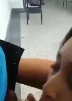 El profe le da su lechita en el aula 14