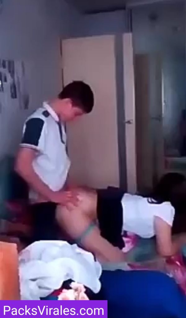 Colegiala En Trio Con Sus compañeros 10