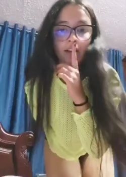 Jovencita De Lentes Bailando Desnuda Y Mostrando Todo 14