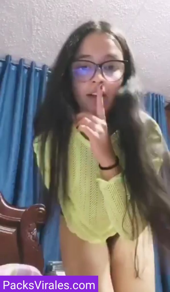 Jovencita De Lentes Bailando Desnuda Y Mostrando Todo 10