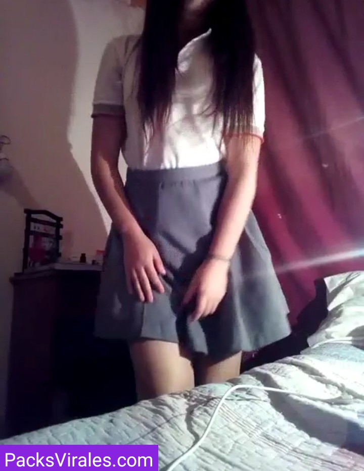 Colegiala Nalgona Se Graba Masturbándose En Casa 10