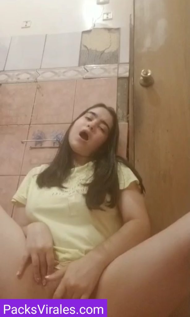 Morra Gordita Se Encierra En El Baño 10