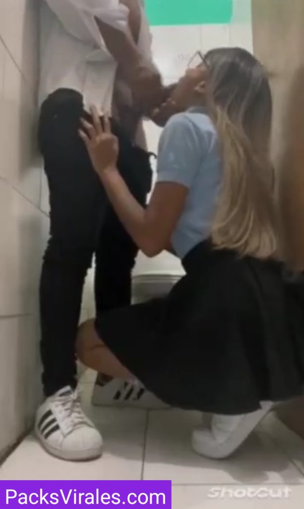 Estudiante Cogiendo Y Mamando En Los Baños 10