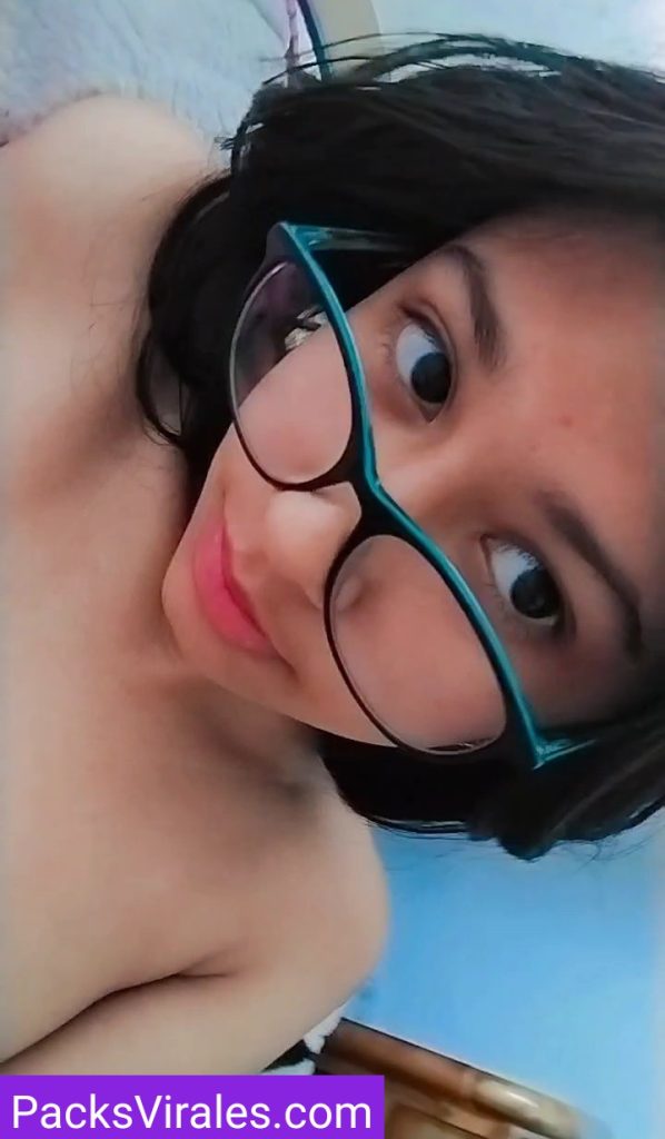 Linda Colegiala de Lentes + Vídeos 10