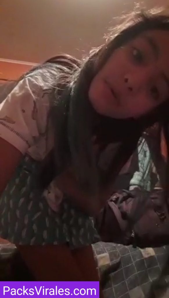 Colegiala Calienta Huevos Mostrando El Culito 10