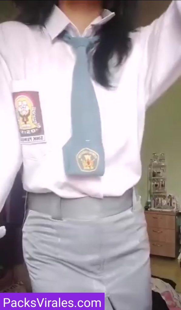 Se quita el uniforme y se abre su pequeña conchita 10
