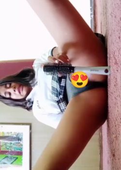 Colegiala Dándose Una Cepillada De Concha 19