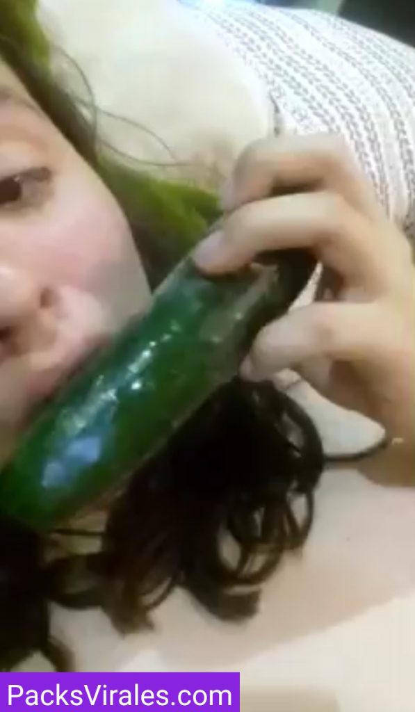 Morra Blanquita Se Ensarta El Pepino Hasta El Fondo De La Conchita 10