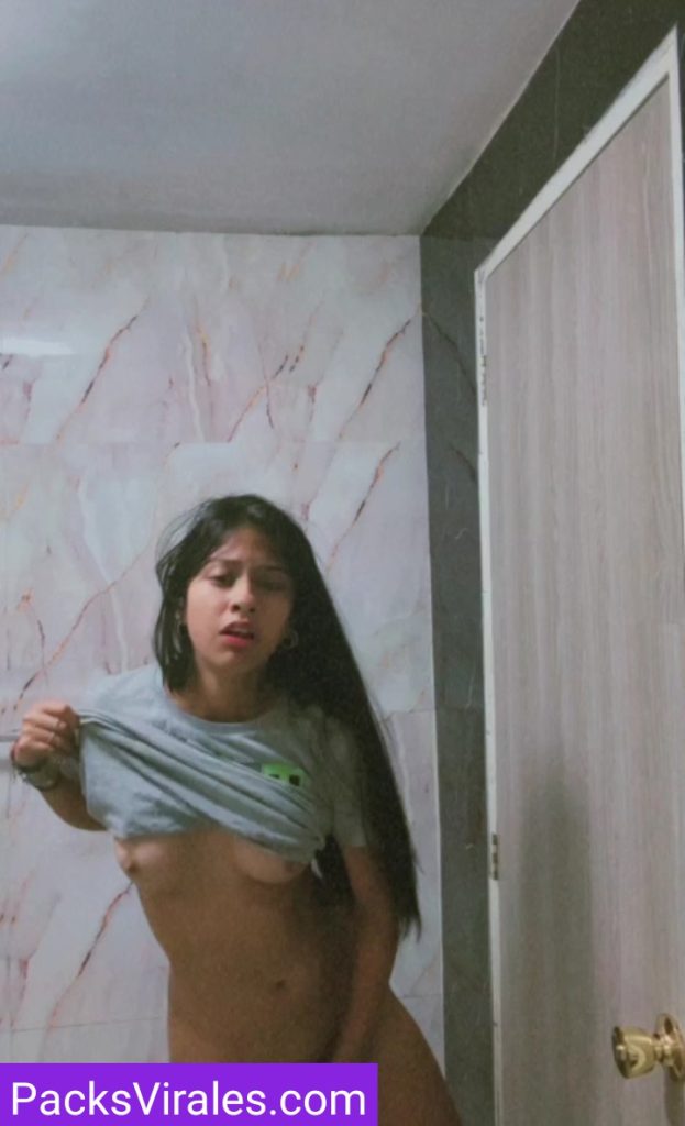 Pack De Jovencita De Tetas Pequeñas Dándose Duro En El Baño 10