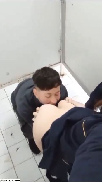 Usan los baños del cole como hotel 10