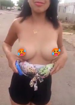 Traviesa Minita Se Desnuda En La Calle 15