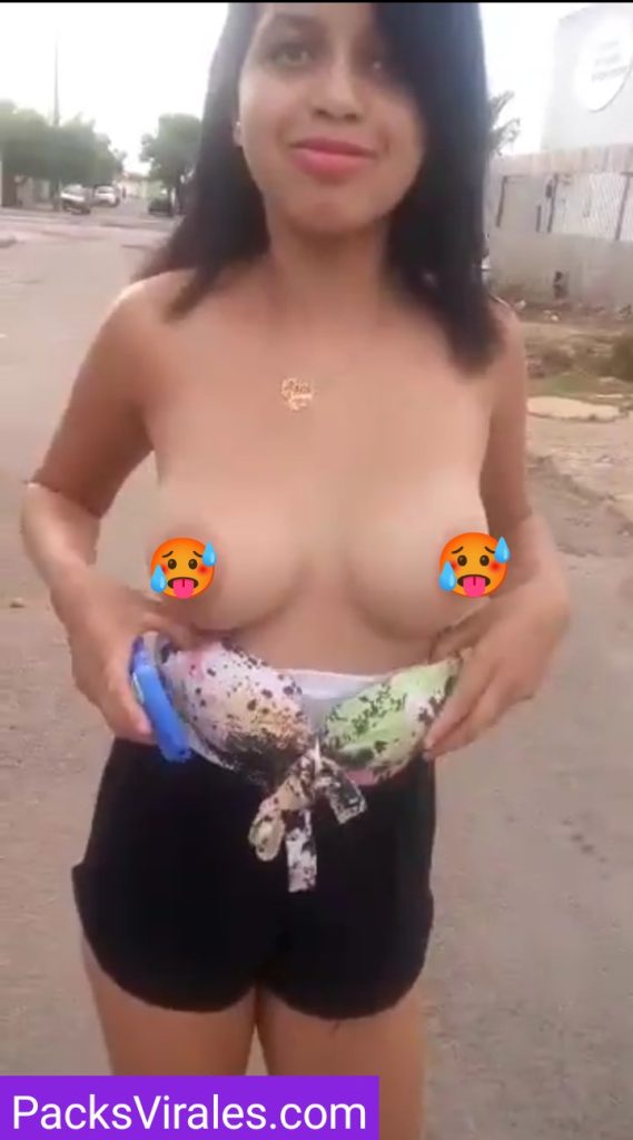 Traviesa Minita Se Desnuda En La Calle 10