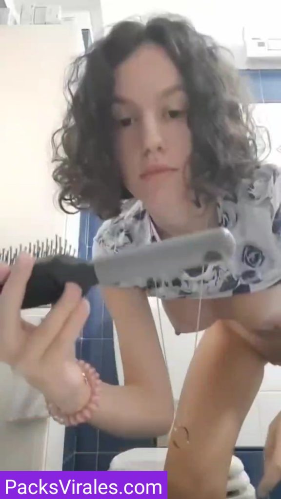 Morrita Tetona Se Masturba Full Con El Peine 10