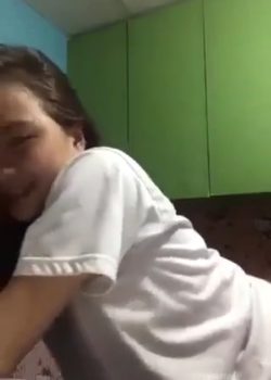 Colegiala dándole panochita a un compañero 18