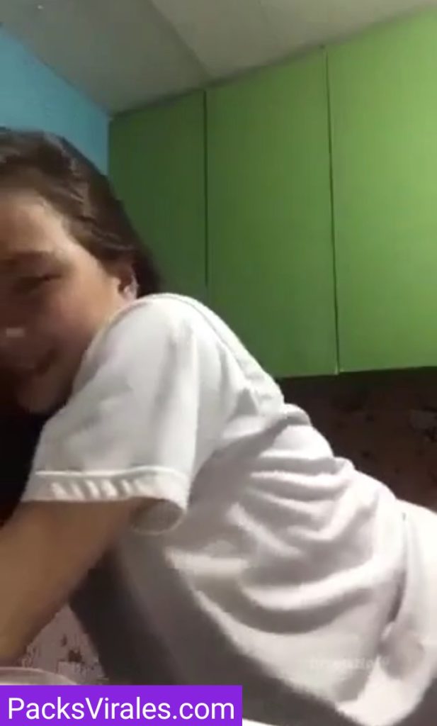 Colegiala dándole panochita a un compañero 10