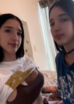 Par De Nenas Haciendo Muchas Travesuras Juntas 14