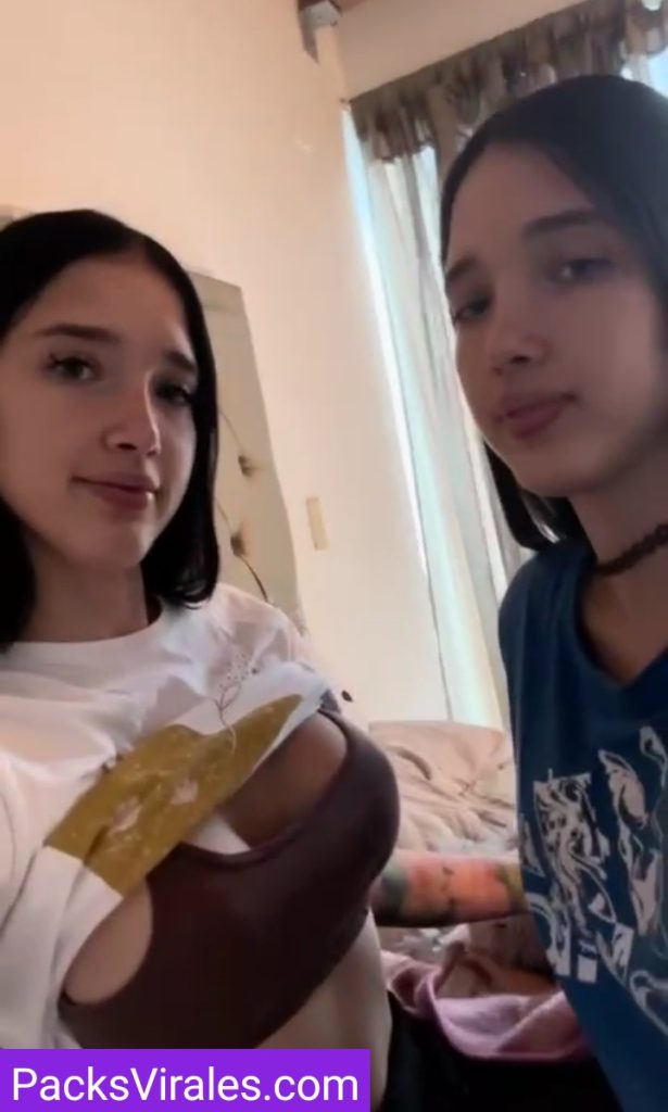 Par De Nenas Haciendo Muchas Travesuras Juntas 10