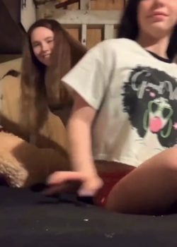 Par De Amigas Se Desnudan & Tocan Juntas 11