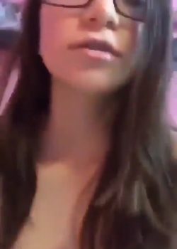 Morrita Tetona De Lentes Se Graba Masturbándose 10