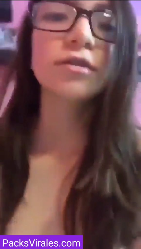 Morrita Tetona De Lentes Se Graba Masturbándose 10