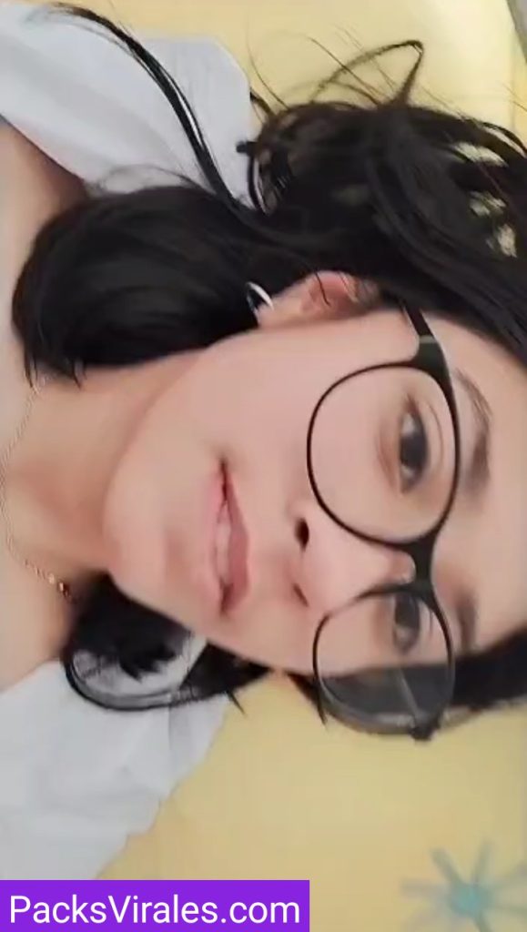 Chava De Lentes Se Da Full Dedos Y Se Graba 10