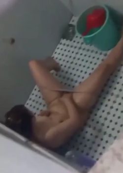 Mi rica hermanastra masturbandose en el baño 6