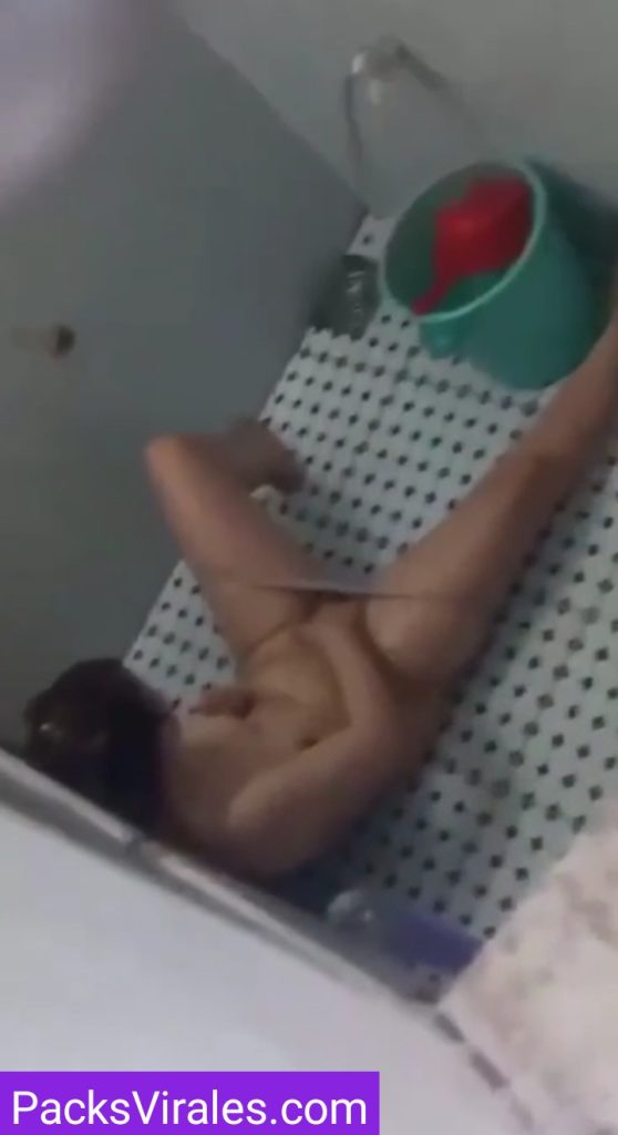 Mi rica hermanastra masturbandose en el baño 10