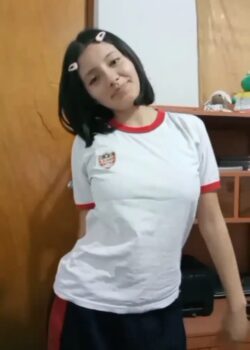 Preciosa colegiala desnuda + Video 18