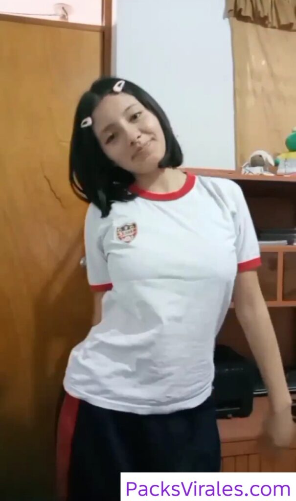 Preciosa colegiala desnuda + Video 10
