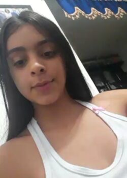 Piba nalgona se abre y toca todita 4