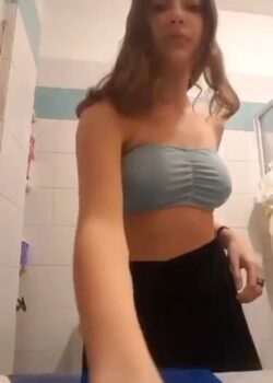 Compañera de clases filtrada dándose dedos en el baño 14