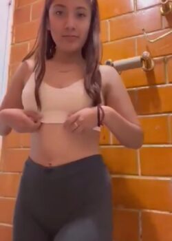 Deliciosa Morrita Se Desnuda En El Baño Para Su Vato 14