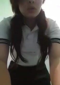 Linda estudiante filtrada dándose dedos 16