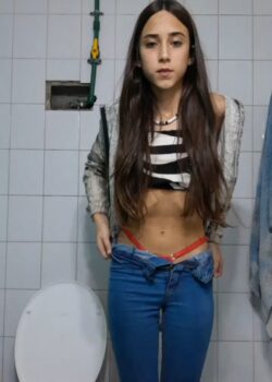 Flaquita linda y Ricolina se da Placer en el baño 17