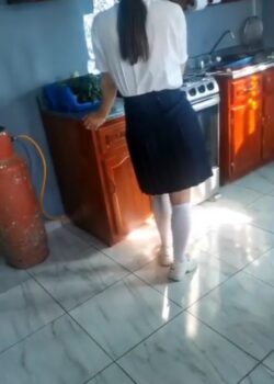 Queda solita con el padrastro y el le da una follada brutal 19