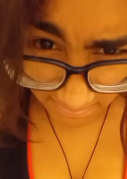 Morra Chichona de Lentes se masturba con su cepillo de dientes 12