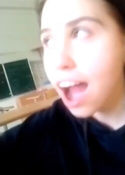 Le saca la leche al profesor en el aula 2