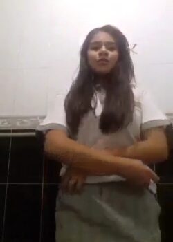 Compañera tetona de clases le sacamos vídeo desnuda 4