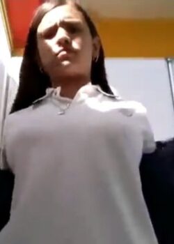 Se desnuda en los baños de la escuela 3