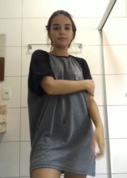 Joven flaquita pero de ricas nalgas 5