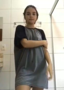 Linda flaquita culona se desnuda en el baño 11