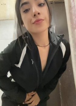 Morra de Prepa se desnuda toda en el baño 15