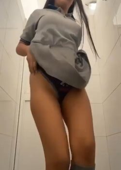 Linda estudiante metiéndose dedos en el baño 3