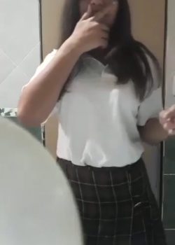 Pendeja estudiante se toca rico en el baño 12