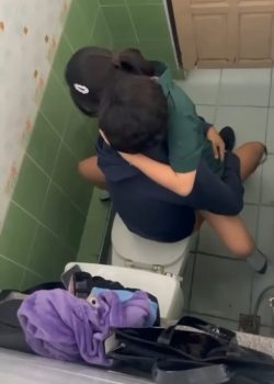 Se hacen virales por andar de calientes en los baños 7