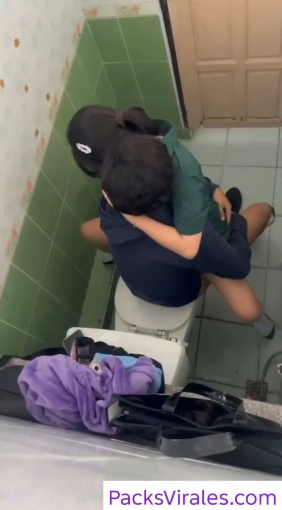 Se hacen virales por andar de calientes en los baños 1