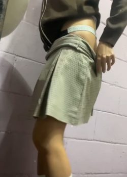 Rica flaquita estudiante se abre todita en el baño 1