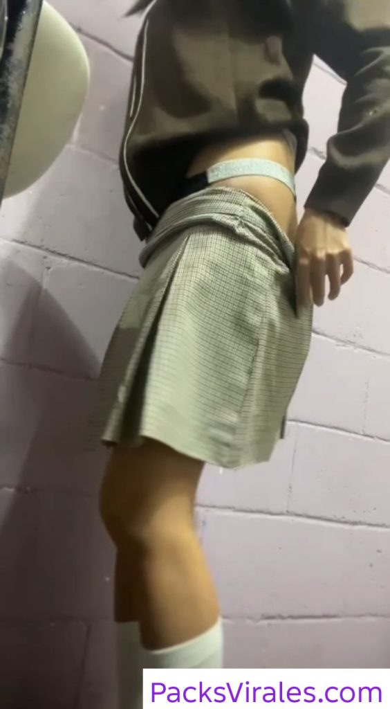 Rica flaquita estudiante se abre todita en el baño 1