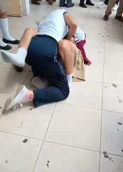 Se dan vergasos en la escuela porque su amiga le manda videos desnuda al novio + VIDEOS 18