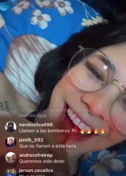 Enciende una vela y se la mete por la panocha 9